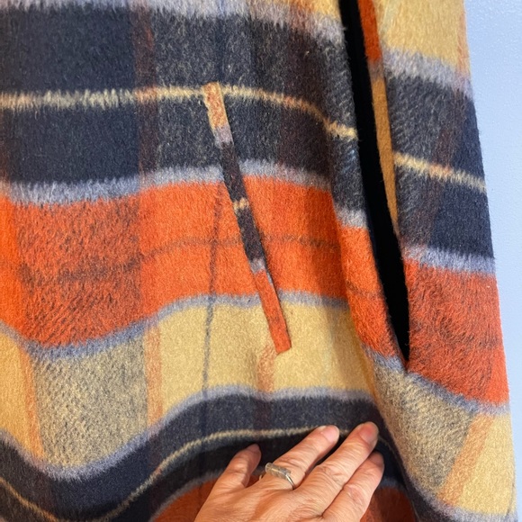 Re-Named Plaid Cape Size M - Picture 6 of 9
